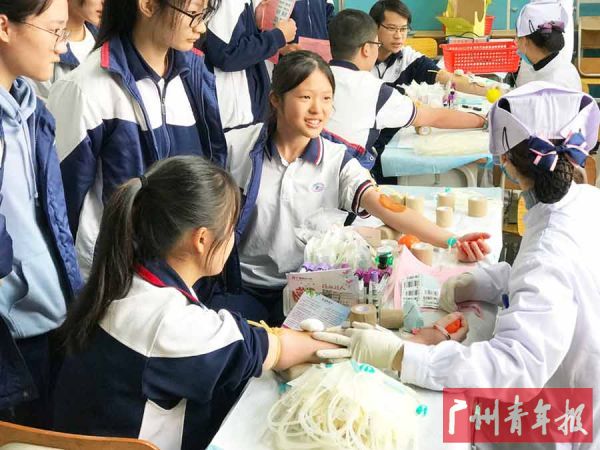 广铁一中同学们踊跃参加无偿献血活动。