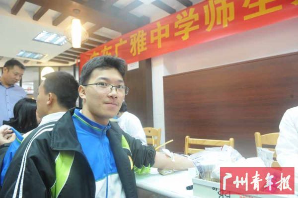 当天18岁生日的苏象龙同学参加无偿献血。