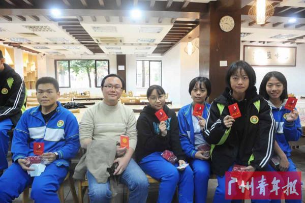 广东广雅中学郑灿伟老师与他的部分学生献血后合影。