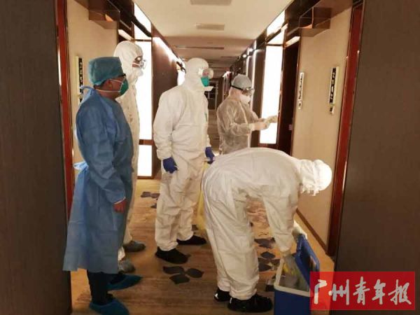 疾控中心工作人员进行现场采样