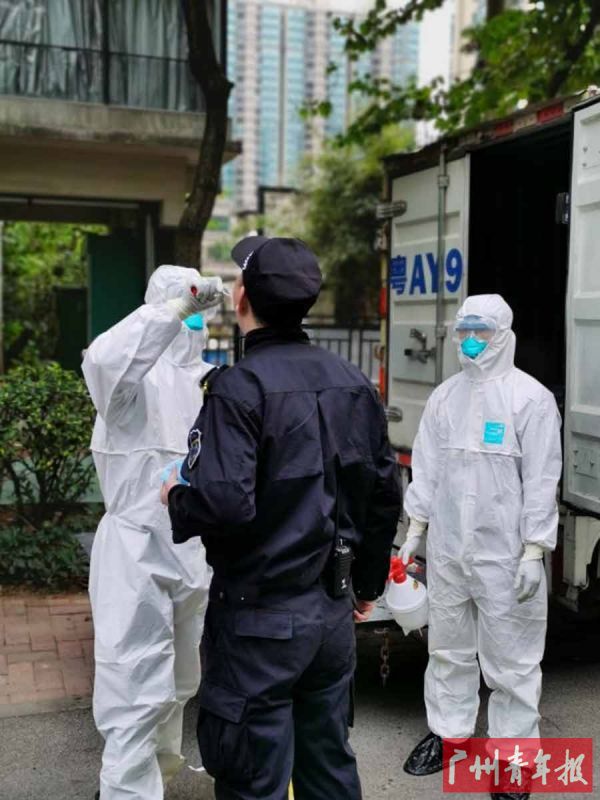 医护人员对新冠密切接触者进行采样