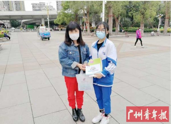 丘毅清校长为抗疫一线医务人员子女梁芷颖同学送去图书和口罩、消杀毒液等防疫物资。