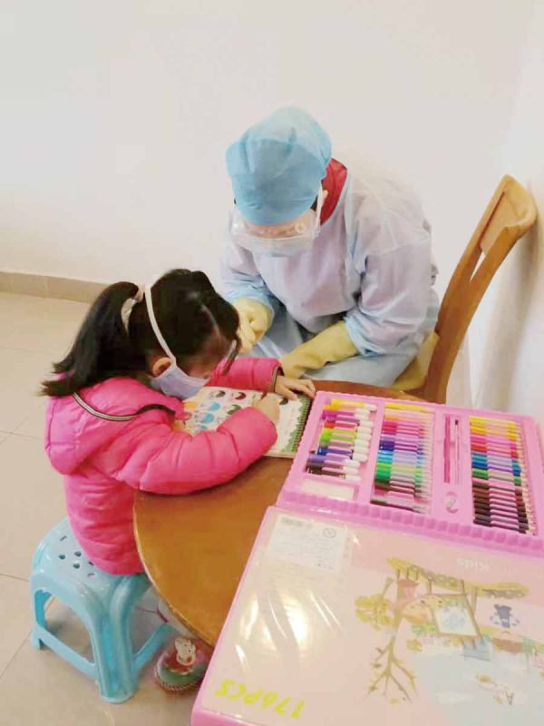 当“临时妈妈”陪伴隔离小女孩