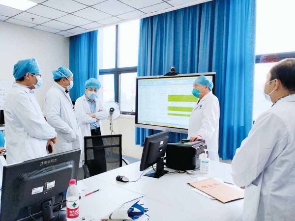 广东支援武汉协和西院ICU医疗队领队、广医一院副院长张挪富(右一)向国家卫健委专家介绍武汉协和西院ICU收治情况。