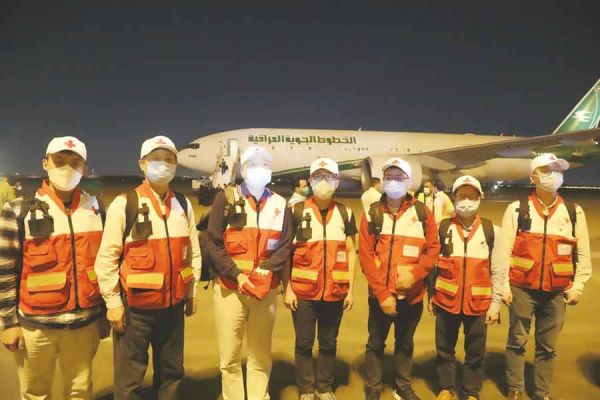 中国红十字会总会派遣志愿专家团队抵达伊拉克支援新冠肺炎防控,来自广医一院的2名医疗专家随队出征。