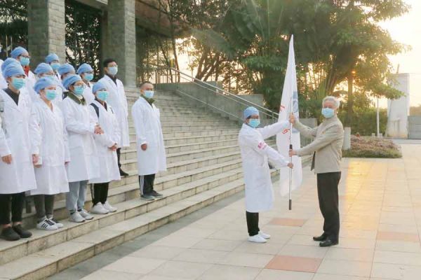 学校党委书记冉丕鑫为志愿服务队授旗。