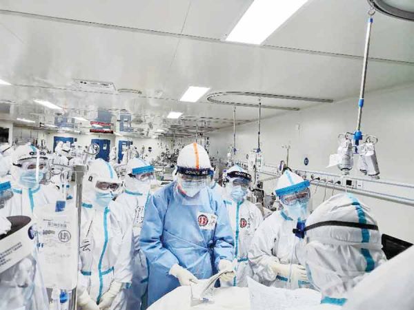 杨智正在雷神山ICU病区内进行仔细的查房。