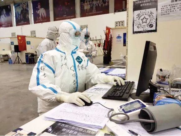 李增杭在武汉东西湖方舱医院工作照