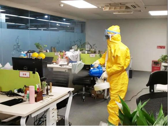 沈科能在病例所在公司的工作场所进行消杀