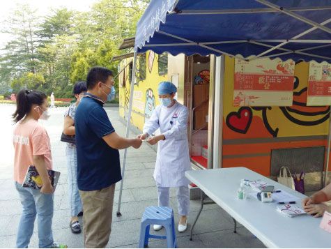 越秀区的突击队阵地——英雄广场小黄鸭献血房车