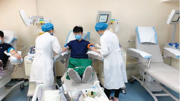 机采特种兵在为献血者采集血小板