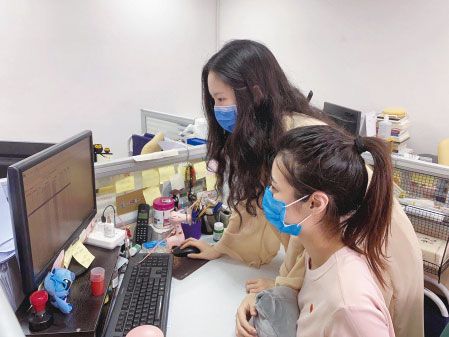 宣传组正在撰写小文