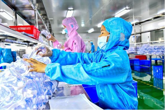 《加班加点赶生产赶制订单》 张敏瑜摄