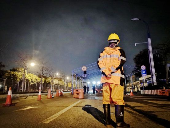 《致敬最美公路人》 谢汉锋摄