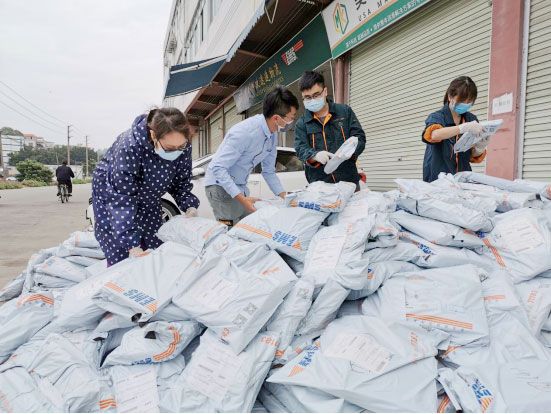 《疫情中坚守的邮政人》 郑翠娥、谢毓敏、黄俊贤摄