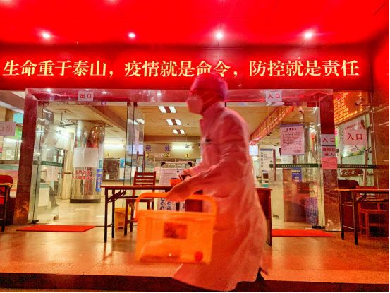 《疫情就是命令 防控就是责任》 吴伟光摄