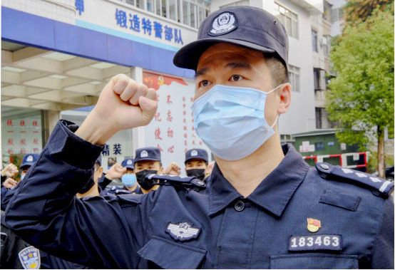 《疫情不退,警察不退》 邵艳芬摄