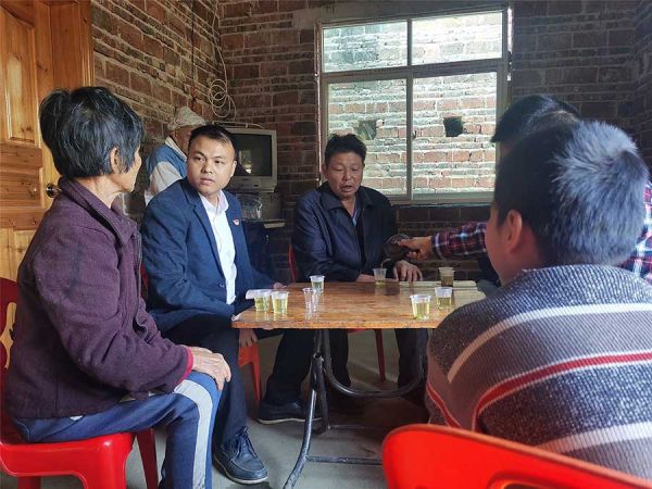 江富强(左二)走访黄塔村贫困户,了解社情民意。