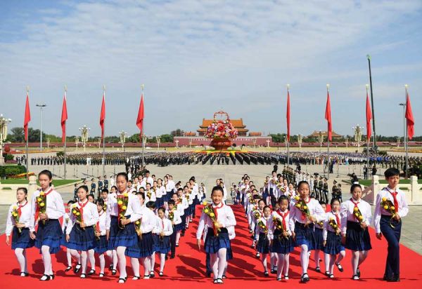 9月30日,烈士纪念日向人民英雄敬献花篮仪式在北京天安门广场隆重举行。