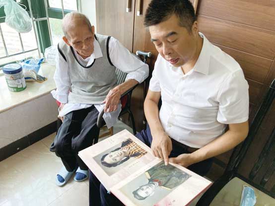 与百岁老战士李新一同回顾历史