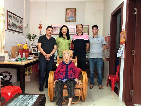 荔湾区退役军人事务局工作人员与赵好促膝交谈