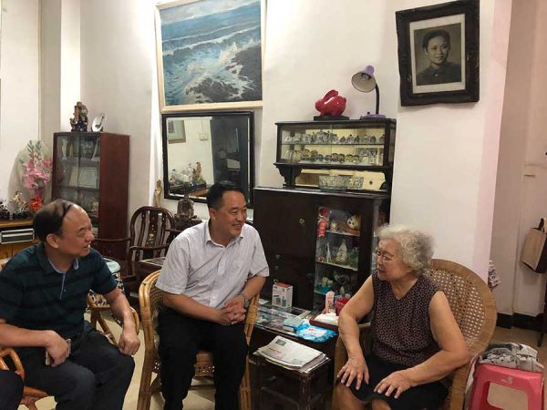 唐惠铭(右一)曾参加过抗日游击战争