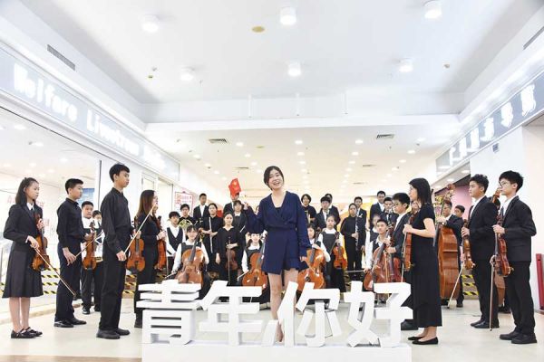 广州市青年文化宫管弦乐团近40名师生开展快闪表演,演奏歌曲《我和我的祖国》