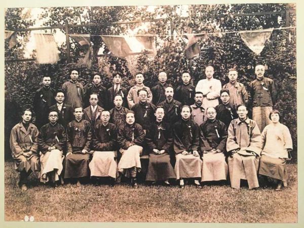 图为1924年国共合作期间,国民党上海执行本部合影,后排左二毛泽东、右三恽代英,前排左一邓中夏,右一向警予,右二叶纫芳。