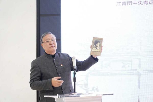团一大代表俞秀松后人俞敏介绍捐赠珍藏文物