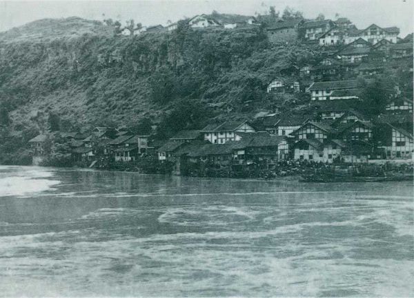 1935年1月19日,红军离开贵州遵义,移师北上。根据敌情的不断变化,毛泽东等采取高度灵活的运动战方针,指挥红军四渡赤水。图为红军二渡赤水的渡口之一:太平渡