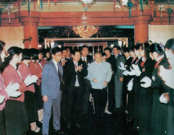 1992年1月20日,邓小平来到深圳国贸大厦,受到大厦员工的热烈欢迎
