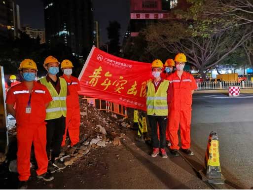 青年突击队完成水荫路漏气抢修任务