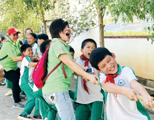 帮扶助学部志愿者在五华县一所学校开展助学活动组织拔河比赛