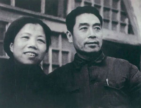 1904年2月4日,邓颖超同志诞辰。图为1944年周恩来和邓颖超在延安留影。