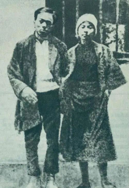 1928年2月6日,共产党员周文雍和陈铁军被敌人押上刑场,两人态度从容,昂首挺胸,高唱《国际歌》,慷慨就义。图为两人在狱中的合影。