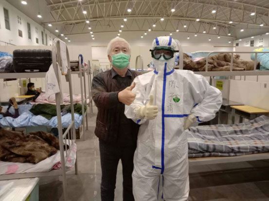 呼吸内科的陈子谓医生在东西湖方舱医院与患者合影