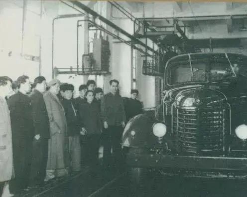 1958年2月13日,毛泽东北上长春,来到长春汽车制造厂。这是毛泽东在注视着从总装配线下来的解放牌汽车。