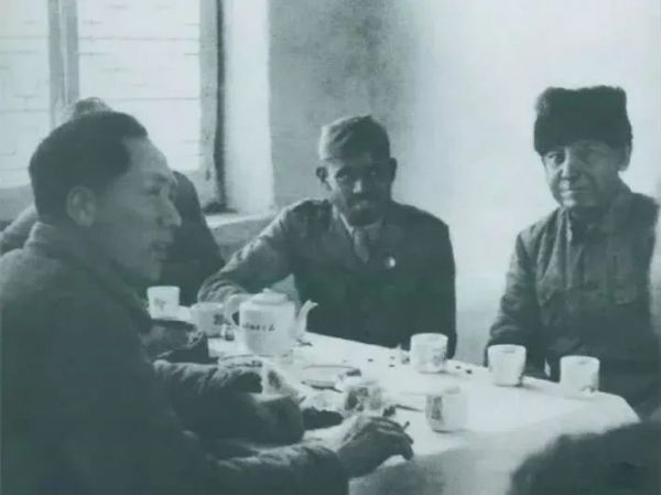 1939年2月14日,毛泽东与印度援华医疗队成员爱德华(右一)、柯棣华(右二)亲切交谈。