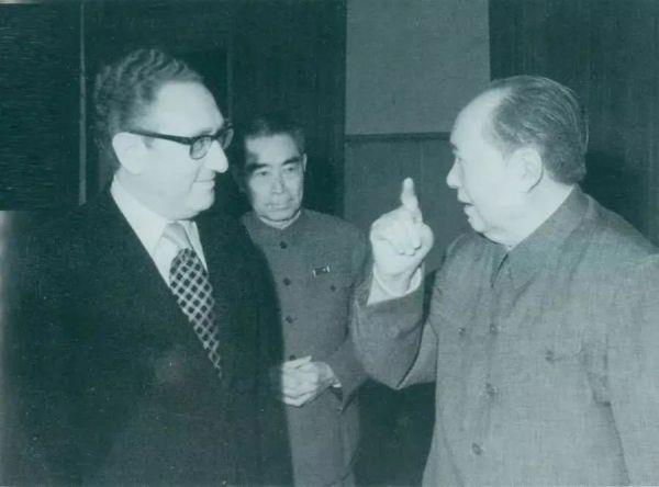 1973年2月17日,毛泽东在中南海会见美国总统国家安全事务助理亨利·基辛格博士。