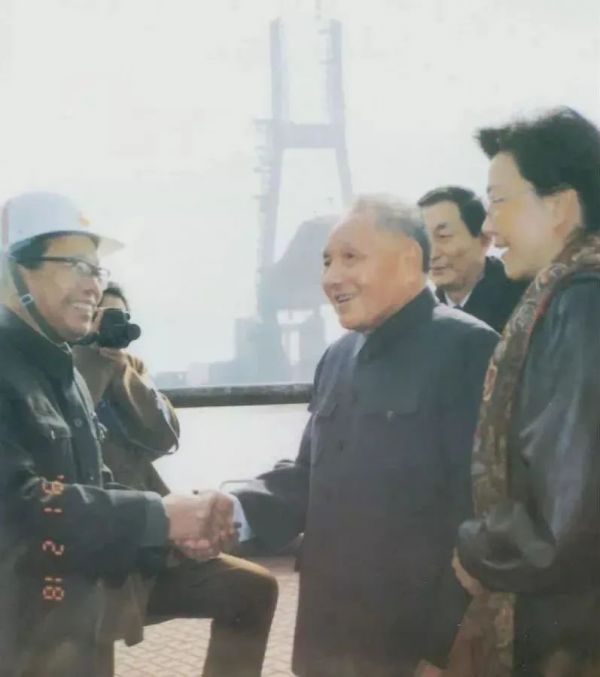 1991年2月18日,邓小平视察上海南浦大桥工地时同大桥工程设计人员握手。
