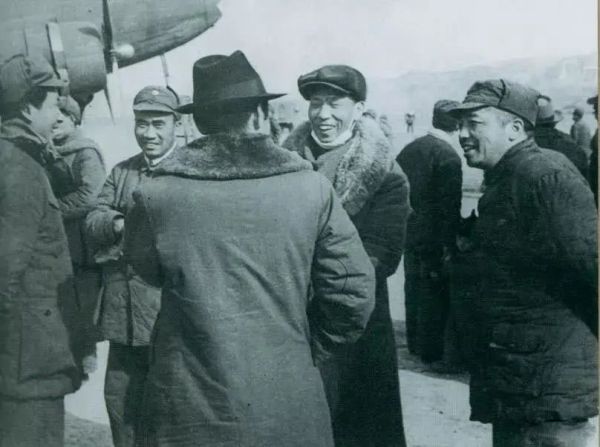 1946年2月19日,毛泽东等在延安机场迎接从重庆回延安汇报工作的周恩来。