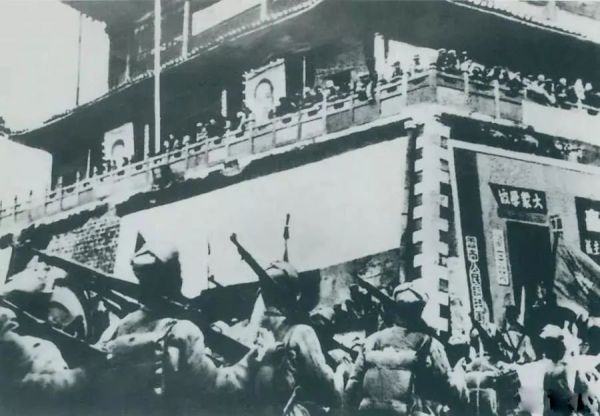 1950年2月20日,人民解放军进驻昆明。