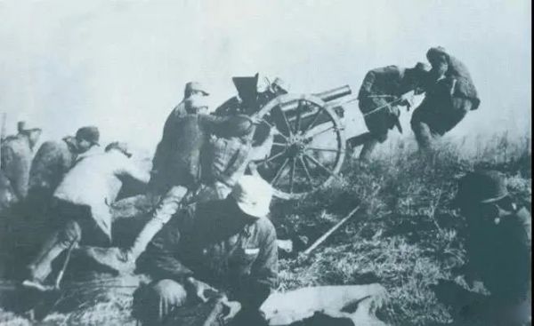 1938年2月22日,129师368旅两个团在井陉与娘子关之间的长生口设伏,击毙日军130余人。图为八路军在此役中缴获的山炮。