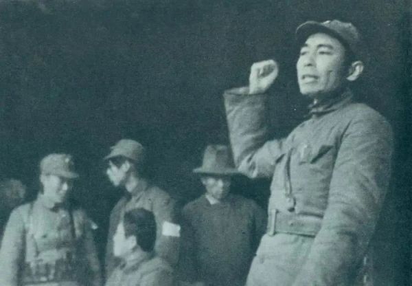 1939年2月23日,周恩来到皖南新四军军部,传达中央关于新四军向北向敌后发展的方针。
