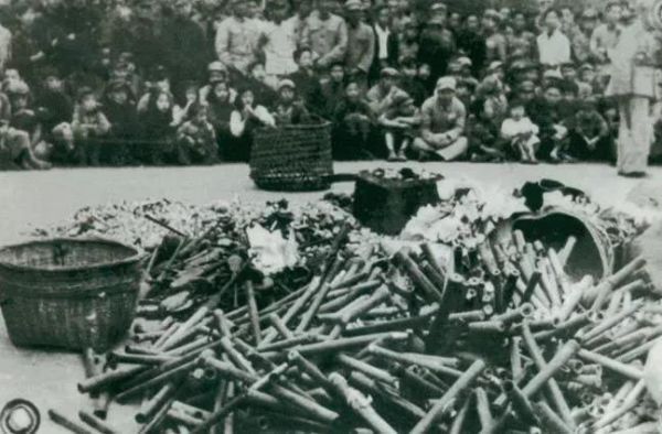 1950年2月24日,政务院发布《关于严禁鸦片烟毒的通令》。图为政府收缴的烟具和赌具。