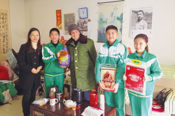 何院琴老师与学生一同深入社区,慰问抗战老兵