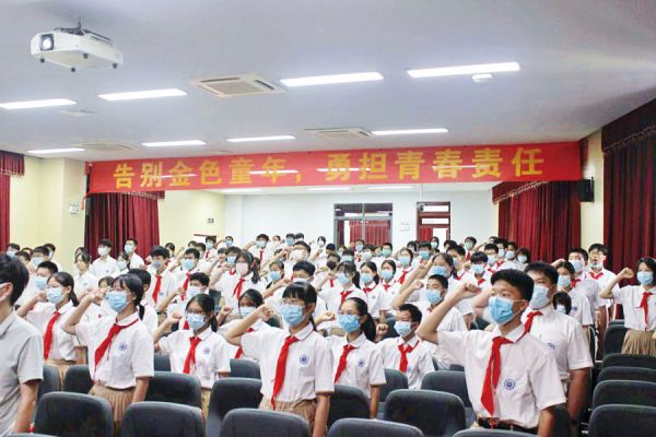 入团仪式邀请1998届优秀校友、2020年广东援鄂医疗队医师组组长林劲芝回校做抗疫事迹分享