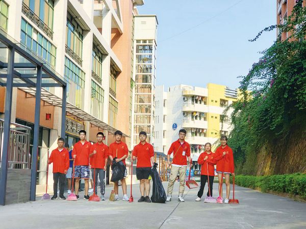 学生志愿者共建文明、清洁、美丽、安全校园