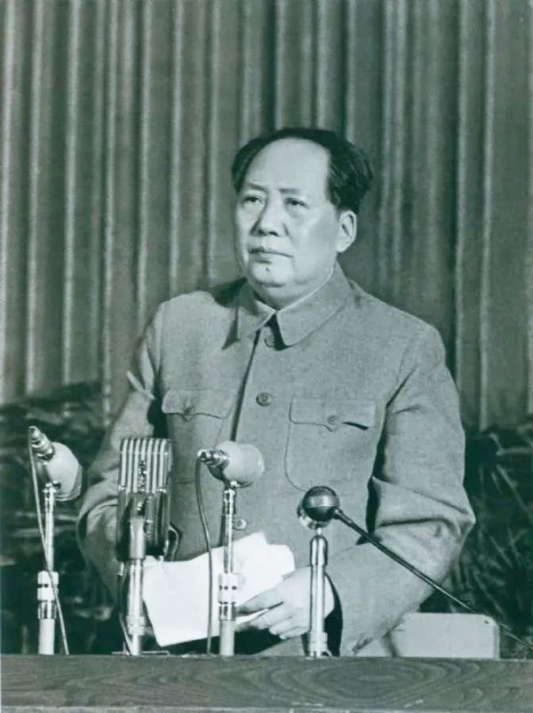 1957年2月27日,毛泽东在最高国务会议第十一次(扩大)会议上发表《如何处理人民内部的矛盾》(后改为《关于正确处理人民内部矛盾的问题》)讲话。