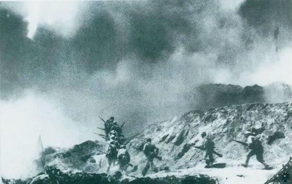 1948年2月28日至3月3日,西北野战军发起宜川战役,歼灭国民党军2.9万余人,取得了转入外线作战后的第一个大胜利。图为部队攻占瓦子街。